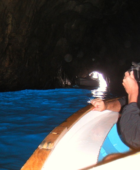 イタリアのカプリ島にある青の洞窟