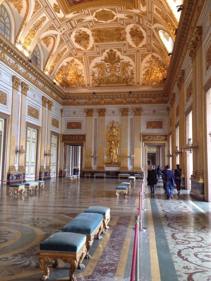 ローマ発カゼルタ王宮観光後 ナポリ中心地ホテルへ送迎