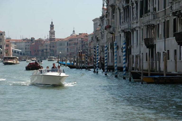 ベネツィアの運河とボート