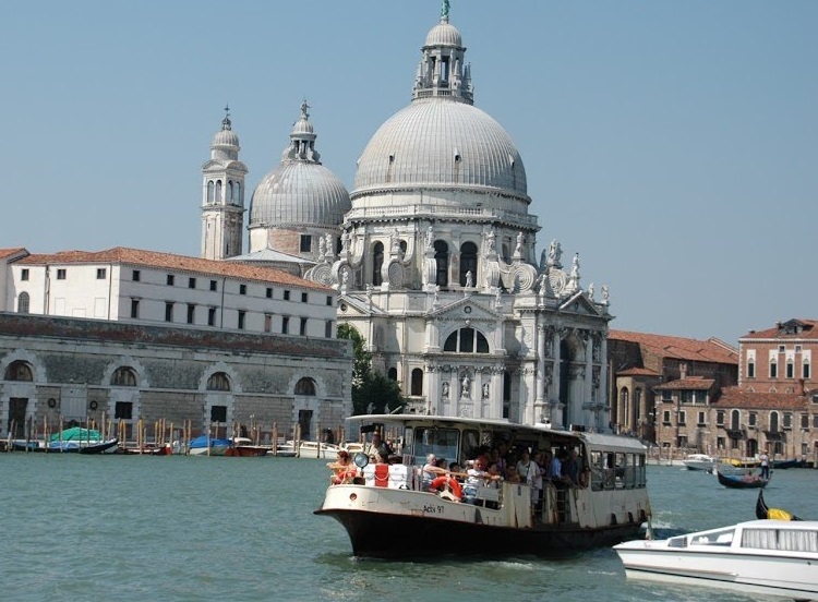 ベネツィアの水上バス（ヴァポレット）と運河