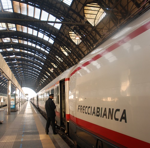 イタリアの長距離特急の高速列車フレッチャビアンカ